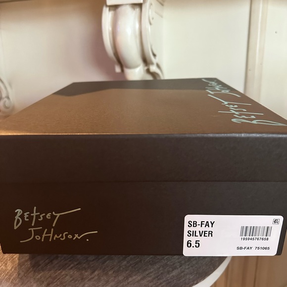 Silver Heels- stunning - Picture 7 of 7